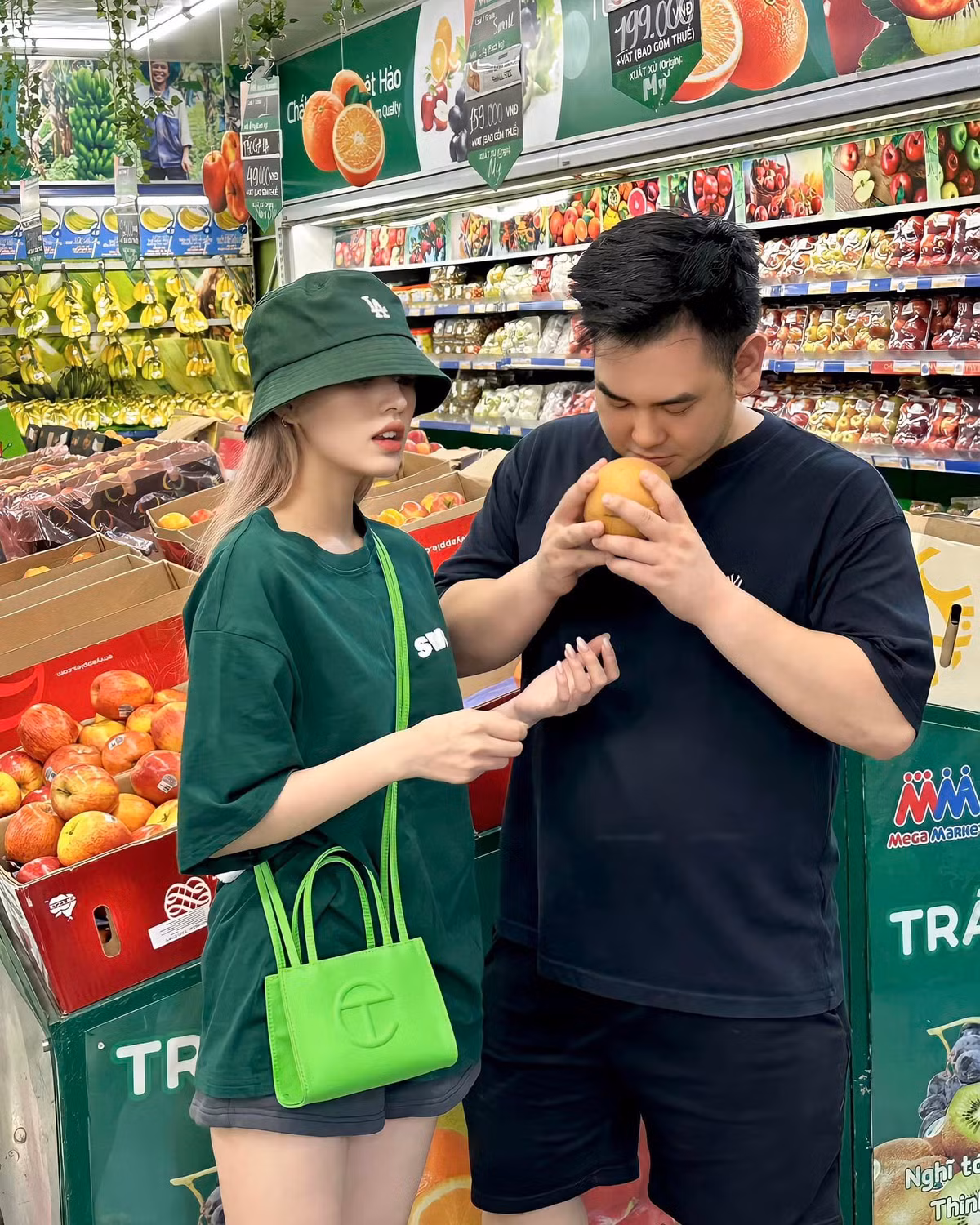 Trước đây, Xoài Non cũng nhiều lần phải đối mặt với bình luận trái chiều từ cư dân mạng, một số người cho rằng lấy chồng giàu nên hot girl mạng này không cần phải đi làm, chỉ ở nhà đã có chồng nuôi.