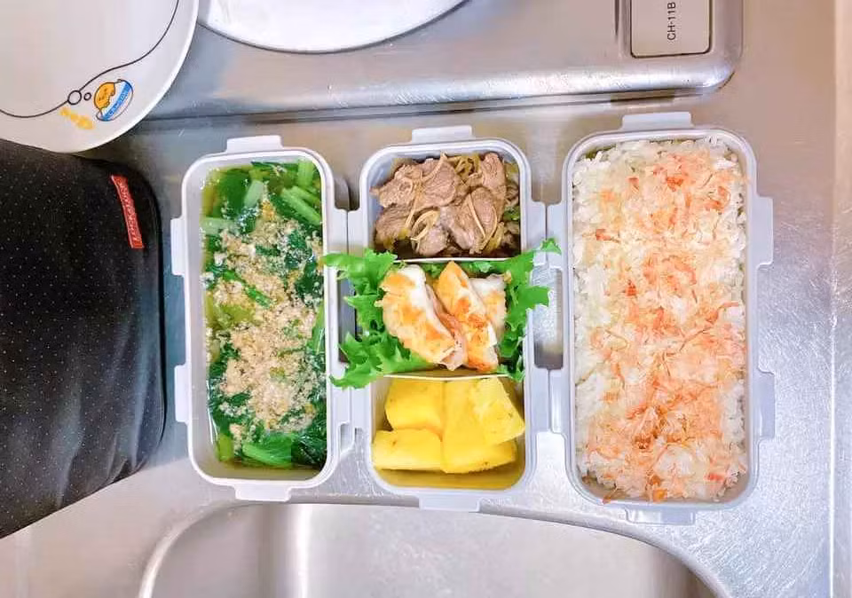 Hạnh cho biết: "Chuẩn bị cơm hộp cho chồng mang đi làm, mình thấy anh đảm bảo sức khoẻ hơn so với mua cơm hộp tại Nhật. Thường những xuất cơm sẵn thì nhiều dầu mỡ khá là ngán nên khi được vợ chuẩn bị cơm nhà đem đi thì anh được ăn uống đủ chất và hợp vị hơn''.