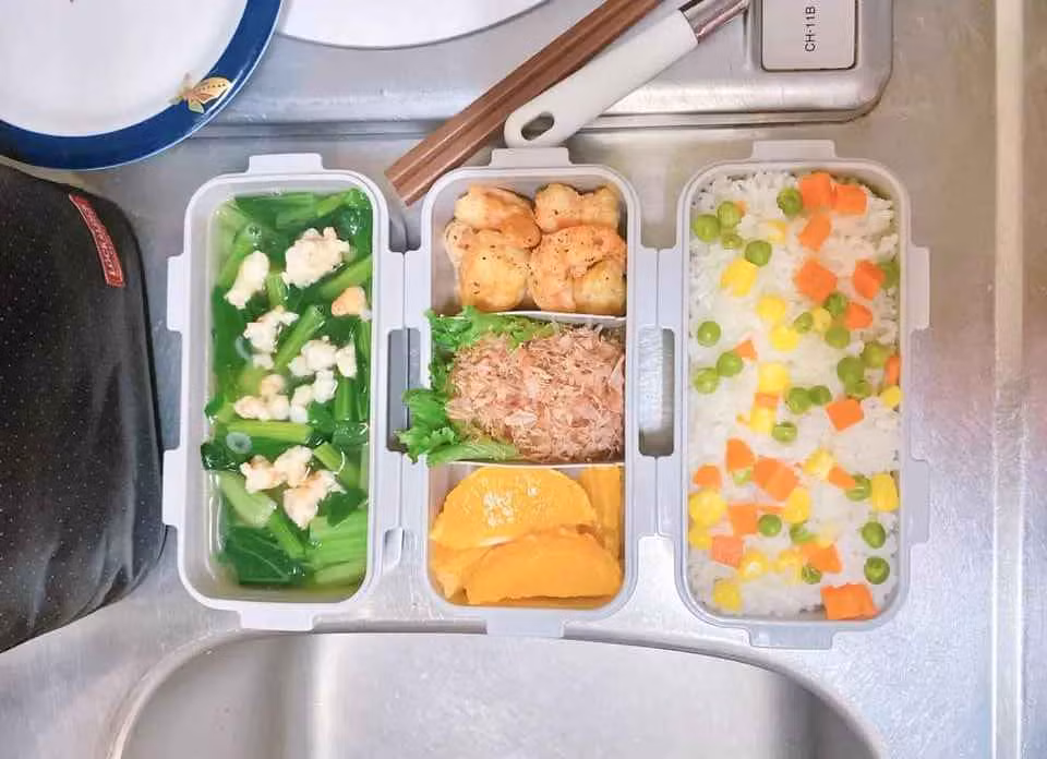 Mỗi ngày xách hộp cơm đi làm, chồng của cô luôn mang trong mình tâm trạng vui vẻ, hạnh phúc khi có vợ đảm nấu ăn cho. Cuối ngày đi làm về, 2 vợ chồng cô cũng thường xuyên vào bếp cùng nhau nấu những món ăn mà mình yêu thích