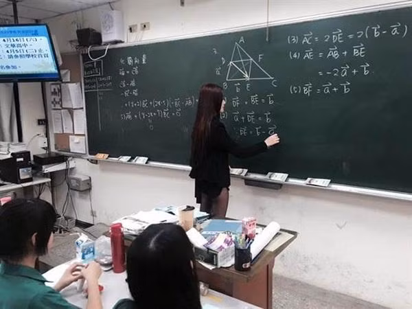 Diện chiếc quần cắt xẻ quá ngắn, nữ giáo viên này gây thiếu thiện cảm.