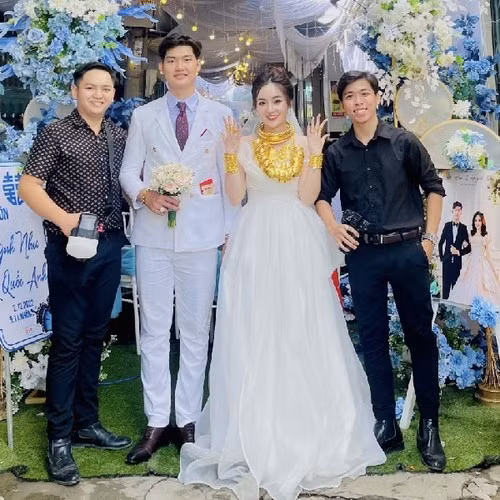 Anh Trí thông tin thêm rằng cô dâu chú rể được cha mẹ 2 bên tặng rất nhiều vàng, bao gồm vòng cổ, lắc tay, nhẫn, vàng miếng, chủ yếu được cô dâu diện hết lên người. Ngoài khoảng 50 cây vàng ra thì cô dâu còn được trao tặng tiền mặt và kim cương.