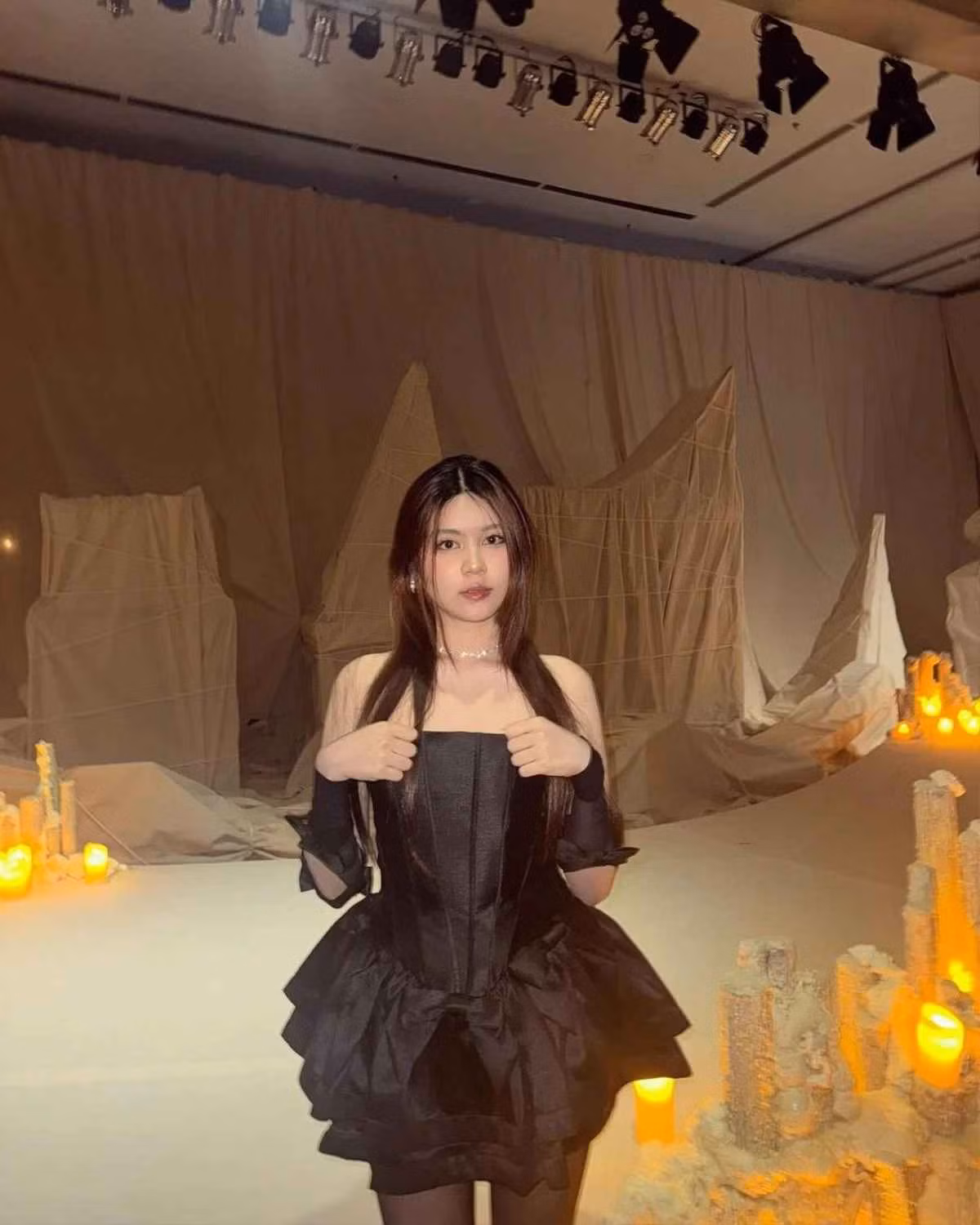 Hạt Dẻ thu hút ánh nhìn với bản phối corset và tùng váy xòe phân tầng độc đáo. Không chỉ giúp tôn lên tỉ lệ hình thể, phần ống áo còn giúp người mặc khoe khéo khung xương quai xanh thanh mảnh.