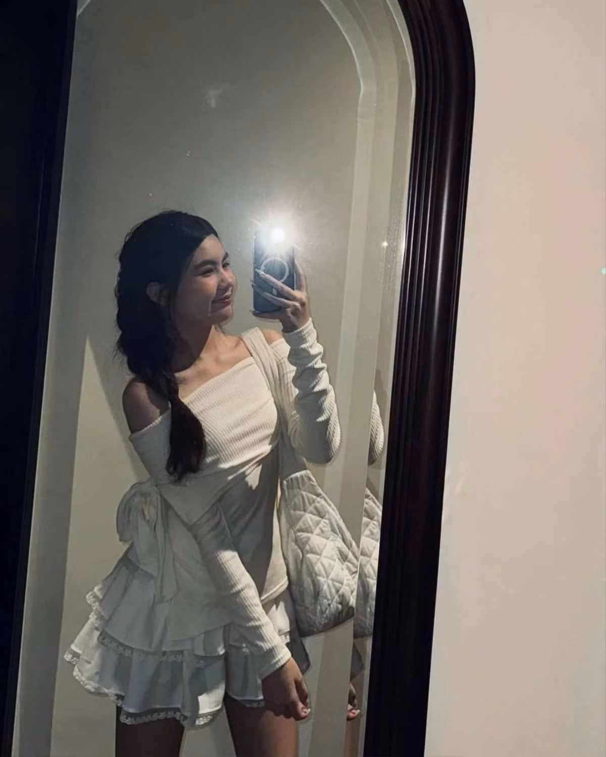 Sở hữu nước da trắng mịn cùng xương quai xanh thon gọn, con gái út nhà Quyền Linh - Mai Thảo Ngọc (Hạt Dẻ) yêu thích diện cho mình các thiết kế có gam màu tối, tập trung vào phần vai.