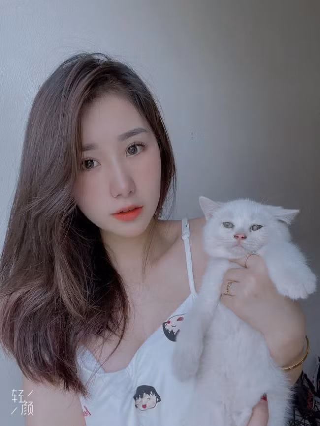 Nhan sắc tươi trẻ, làn da trắng mịn màng của Tiểu Hý khiến bao chàng si mê.