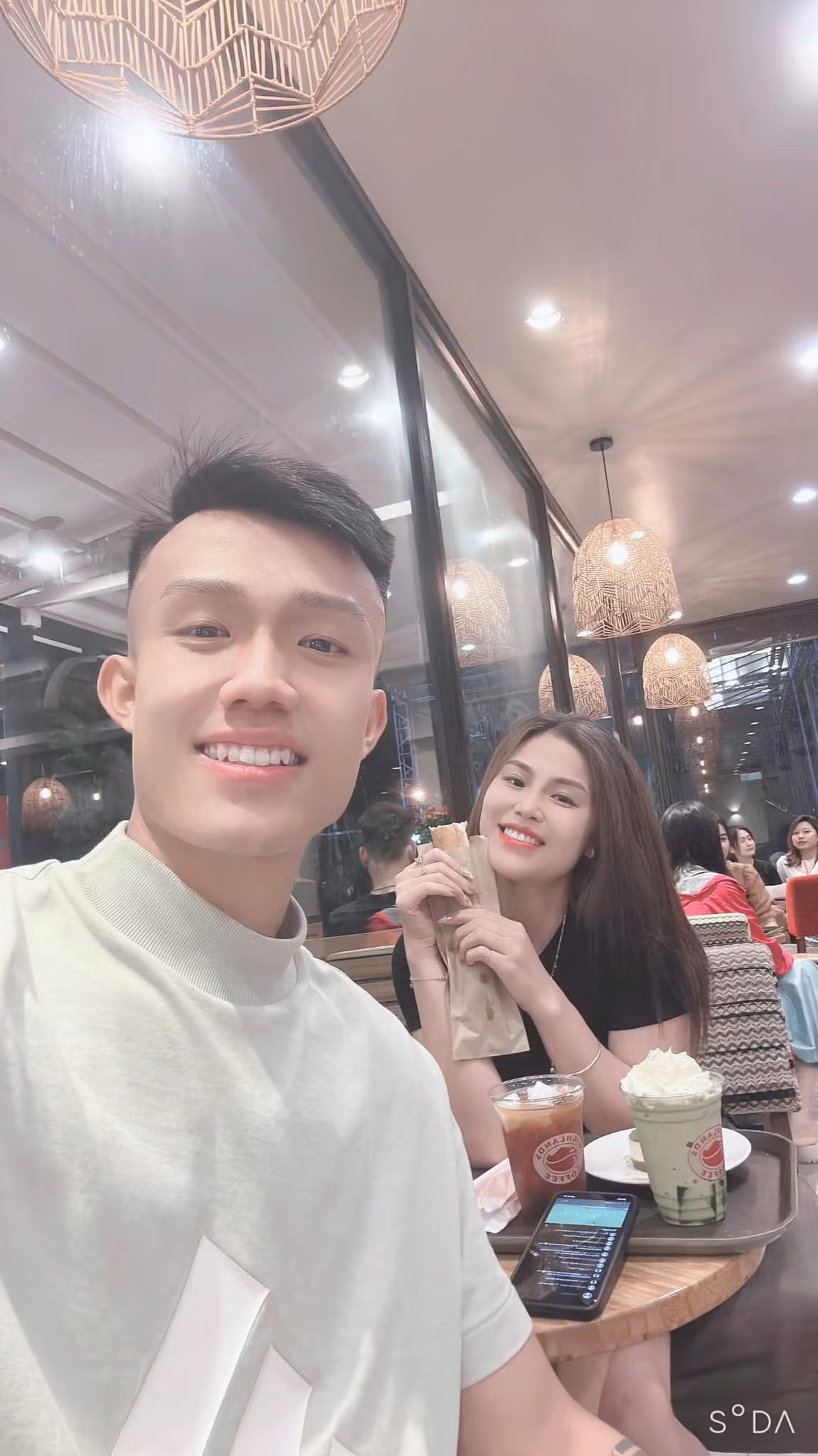 “Hồi đó, Quyết còn đang ở tuyển bóng đá trẻ Việt Nam, bận rộn luyện tập, thi đấu nên chúng mình không có cơ hội gặp nhau. Đến tháng 9/2019, anh ấy xong đợt tập huấn, chúng mình mới gặp nhau lần đầu và cũng yêu nhau kể từ đó”, Thu Hiền kể.