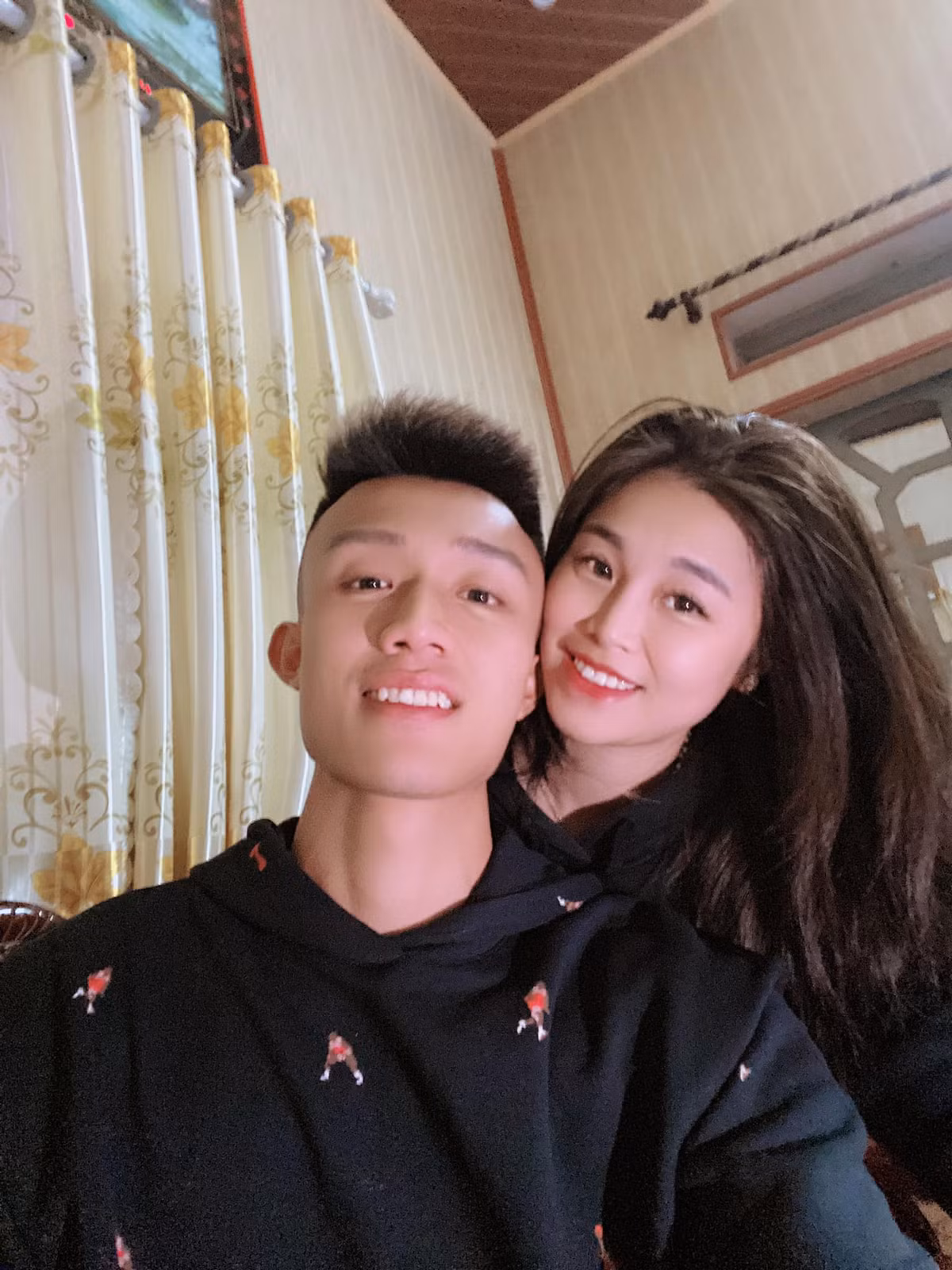 Điều khiến cô gái Nam Định tin tưởng nhất ở chàng tiền vệ U23 Việt Nam là sự chân thành và tốt bụng. Xuân Quyết dù ít hơn vợ 3 tuổi nhưng chín chắn, trưởng thành, có trách nhiệm, đặc biệt hết mực yêu chiều vợ.