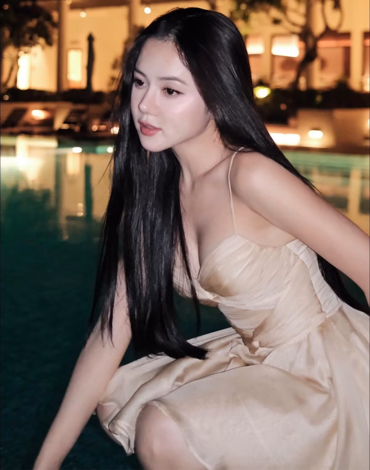 Bò Chảnh, sinh năm 1998, là một TikToker nổi bật với phong cách năng động, cá tính và thường xuyên chia sẻ những nội dung hài hước, gần gũi. Cô cũng từng được biết đến là có mối quan hệ thân mật với Xemesis.