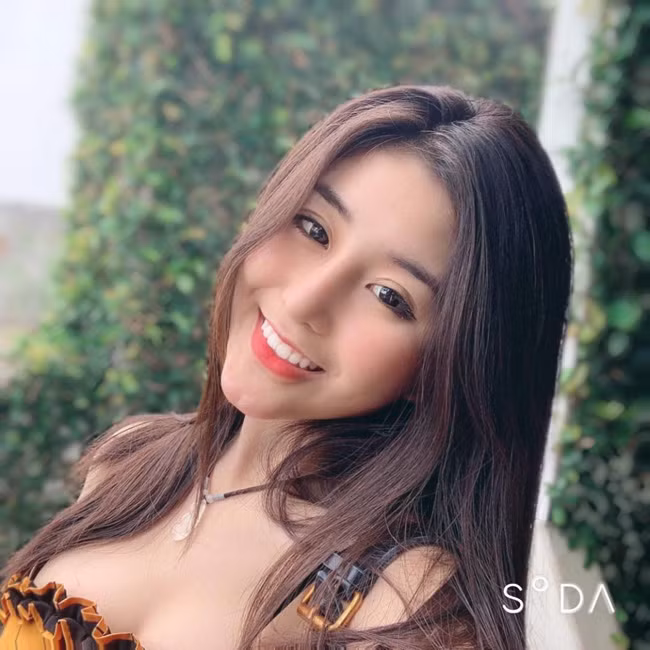 Ngọc Trân luôn cho fan thấy hình ảnh vui vẻ, yêu đời.