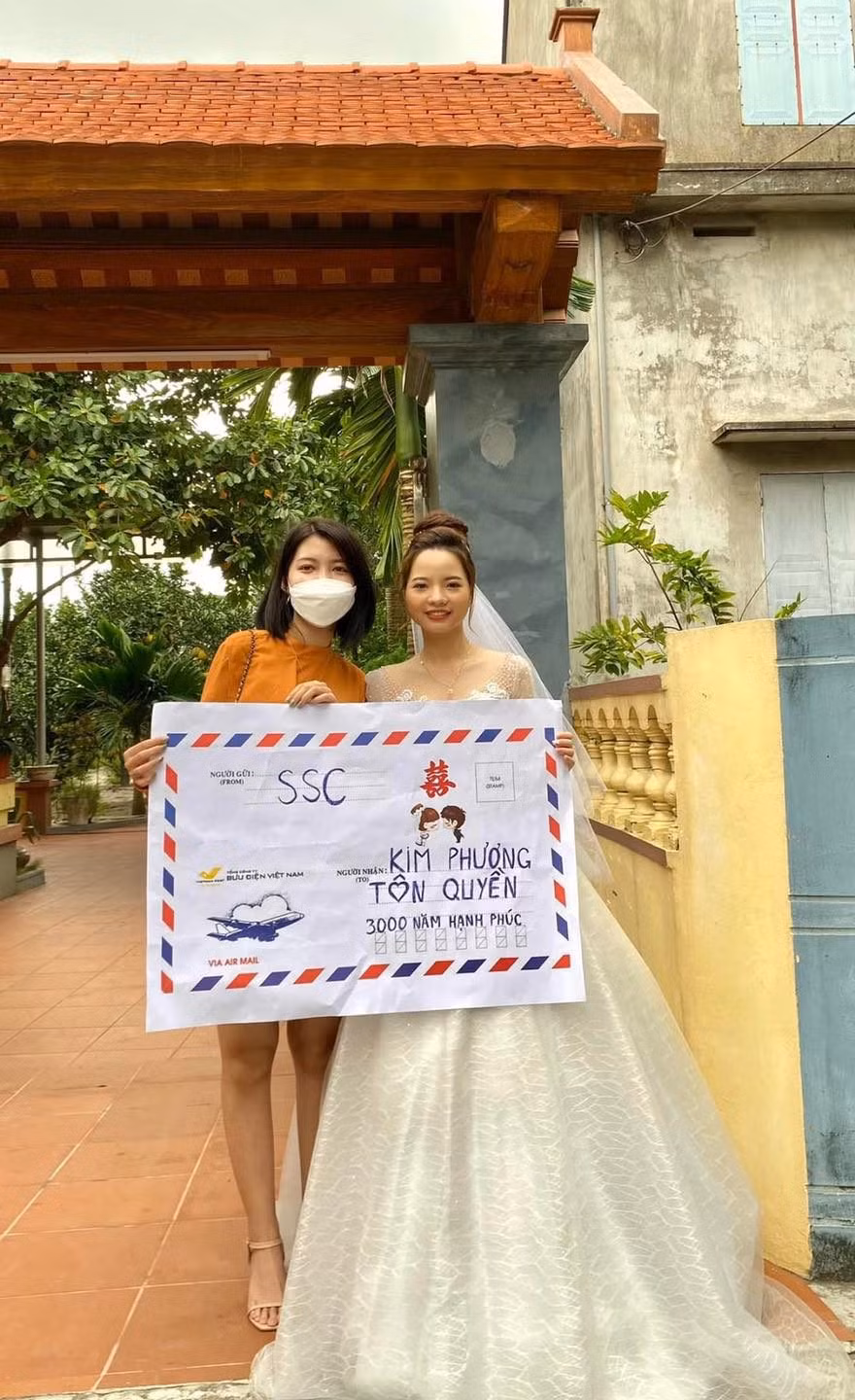 Giống như nhóm bạn “lầy lội” này chẳng hạn, đã không đi đám cưới thì thôi, một khi đến dự là phải mang nguyên cái phong bì “siêu to khổng lồ” như thế này đây.