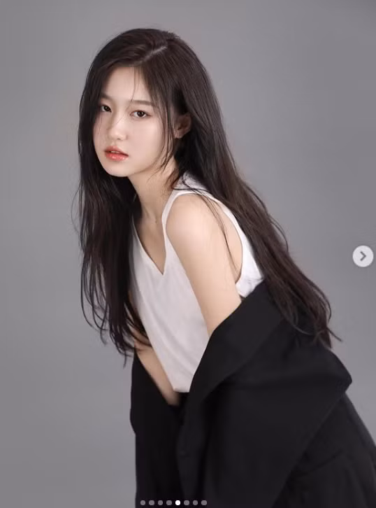 Nhiều người còn cho biết, hot girl Trung Quốc này có biểu cảm giống “thần tiên tỷ tỷ” Lưu Diệc Phi, nhìn ở góc nghiêng lại có nét giống với “cô nàng ngổ ngáo” Jun Ji Hyun.
