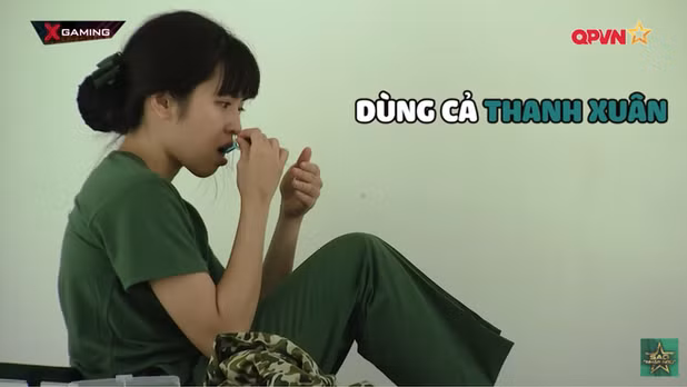 Có thể thấy rõ, với 2 bức ảnh ghép lại, Khánh Vân chẳng ngại khoe mặt mộc không tỳ vết của bản thân. Nhan sắc xinh xắn đến chấp cả ống kính máy quay luôn.