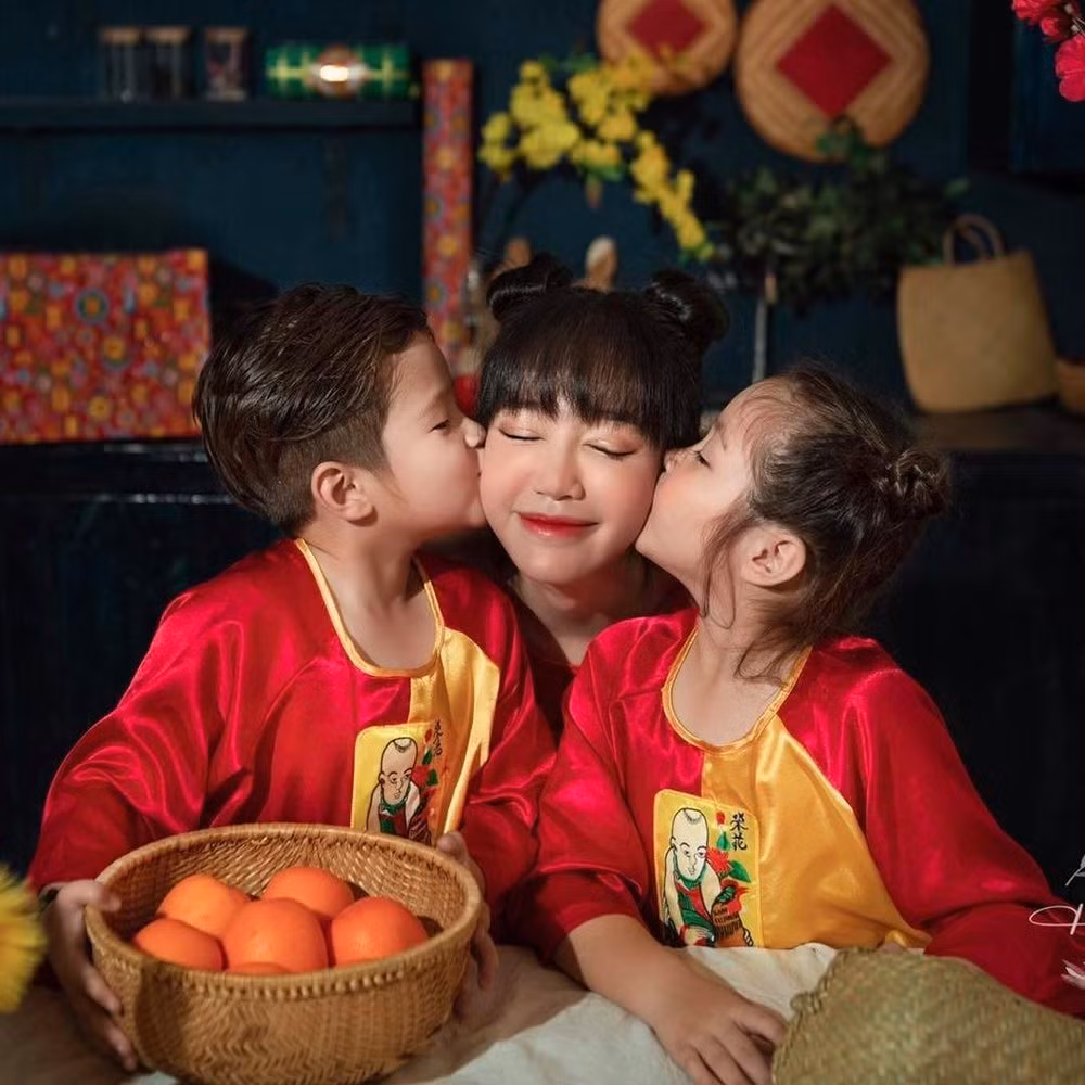 Không chỉ có con gái ngoan ngoãn, Elly Trần cũng tự hào không kém về quý tử nhà mình. Bé Alfie Túc Mạch cũng có vẻ ngoài nổi bật, ra dáng soái ca nhí ở tuổi thứ 7.