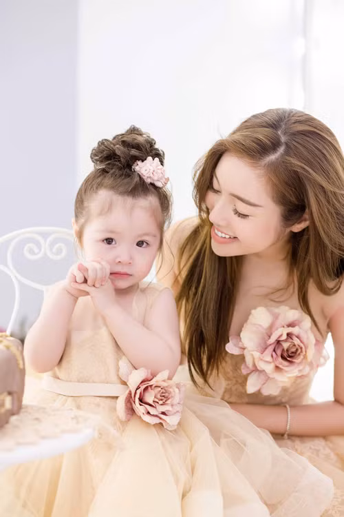 Sau nhiều lần lộ ảnh kém lung linh, hot girl Elly Trần dần lấy lại được phong độ. Tuy nhiên, ở hình ảnh này, cô lại bị con gái chiếm trọn spotlight.