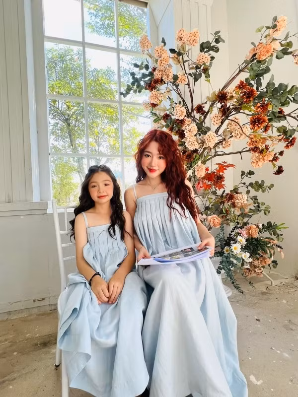 Trong khung ảnh, Elly Trần đều chọn thiết kế váy maxi tông xanh pastel nhẹ nhàng.