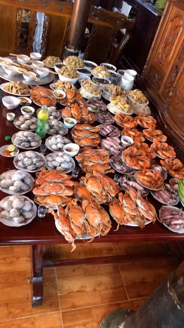 Ai nhìn những mẫm cỗ toàn hải sản như này chắc hẳn nhiều người thích thú.