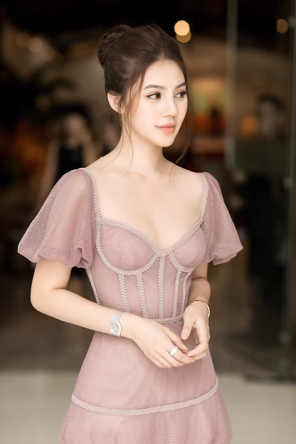 Khoảng tháng 9/2018, mạng xã hội lan truyền hình ảnh Binz hẹn hò cùng Jolie Nguyễn - từng đăng quang Hoa hậu Thế giới người Việt tại Úc năm 2015.