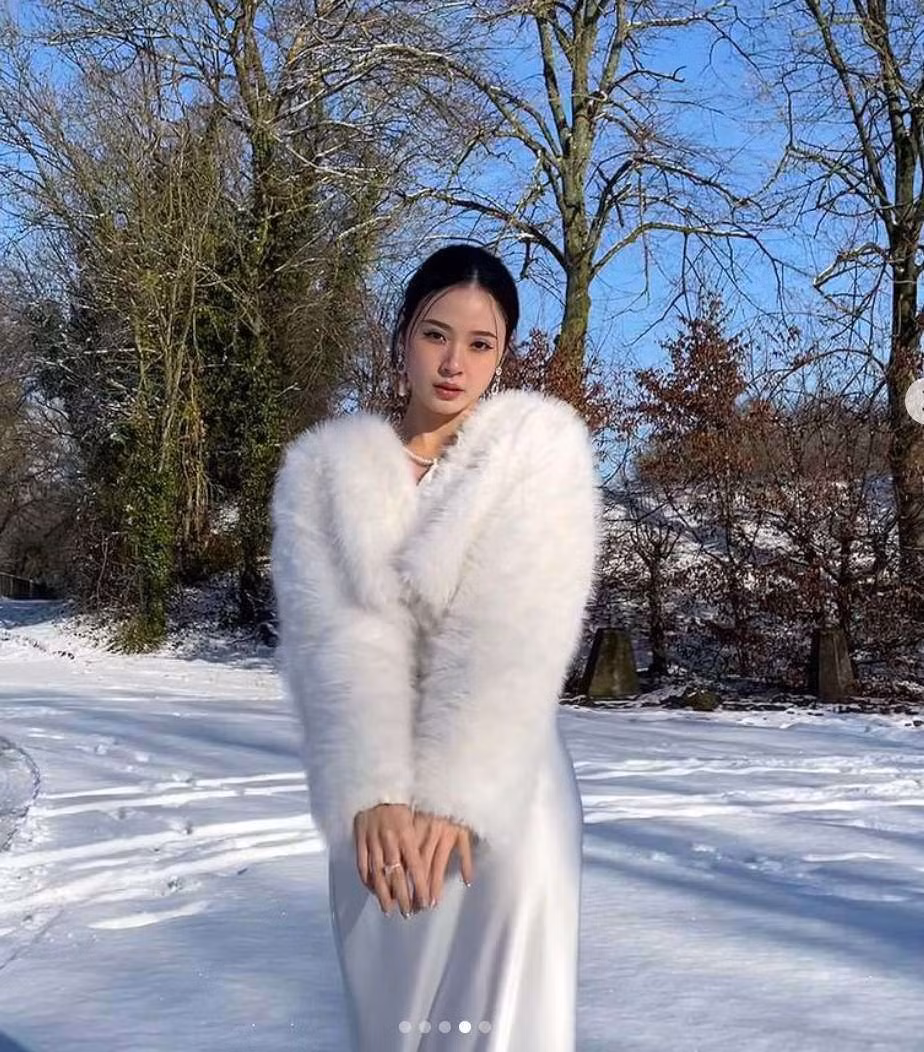 Nàng cựu hot girl 8X còn phối thêm áo khoác lông giữ ấm.