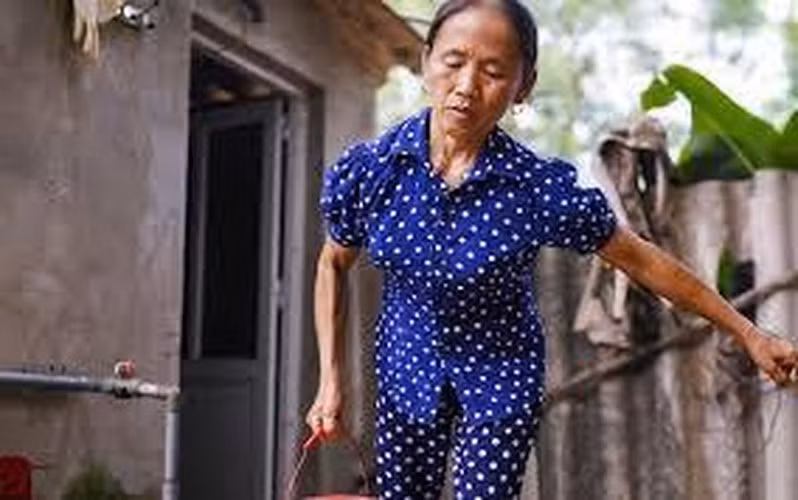 Ngược lại, bác Tuyết Diamond dù gia nhập đường đua YouTube khá muộn nhưng hiện cực kỳ phát triển. Mỗi video có sự xuất hiện của bác Tuyết đều thu về hàng triệu view. Kênh YouTube của mẹ con bác Tuyết hiện đã thu hút gần 1 triệu lượt đăng ký.