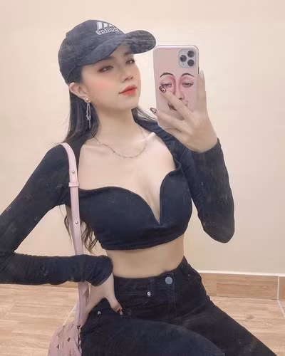 Cho đến thời điểm hiện tại, Mai Dora vẫn rất hút fan và ghi điểm với phong cách dẫn tự nhiên, nhanh nhẹn cùng với ngoại hình xinh đẹp và số đo 3 vòng "mẫu mực".