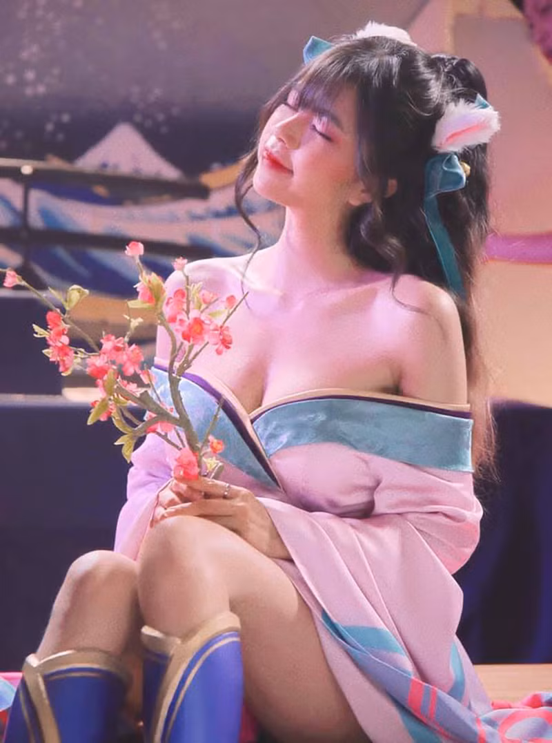  Mai Dora, tên thật là Trương Vũ Quỳnh Mai, được biết đến là một hotgirl đồng thời cũng là nữ MC chính của VCS (Vietnam Championship Series), kế thừa vị trí của Minh Nghi trước đó.