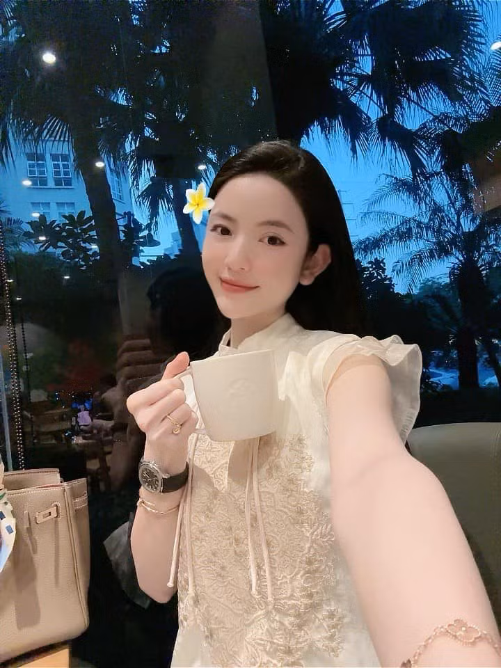 Dù có gương mặt lọt cam thường có nét bầu bĩnh hơn trên MXH nhưng ai cũng phải công nhận Chu Thanh Huyền có làn da trắng sáng và căng bóng chẳng khác gì lúc livestream.