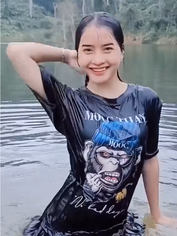 Trước đây Yona Cươn cũng từng gây tranh cãi với những video nhảy nhót, uốn éo trước mặt bố mình hay video ăn diện đẹp đẽ trong khi để mẹ mình mặc chiếc quần rách.