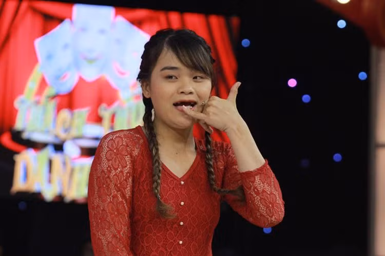 Từng tham gia chương trình truyền hình nổi tiếng vào tháng 11/2019, Phạm Ngân Thảo trở thành một hiện tượng mạng với biệt danh " thánh sún". Bước ra khỏi cuộc thi, cô gái gốc Khmer này đã có màn "lột xác" đỉnh cao, công việc khởi sắc và đặc biệt là có cái kết đẹp với bạn trai lâu năm.