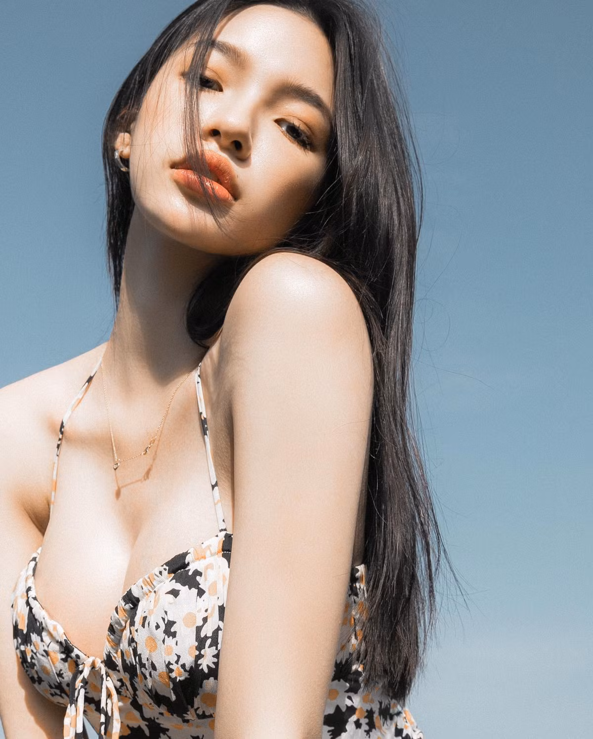 Trong bức ảnh mới đăng tải của mình, Qin Han nổi bật với chiếc áo lụa dáng cổ yếm kết hợp cùng thắt lưng to bản.