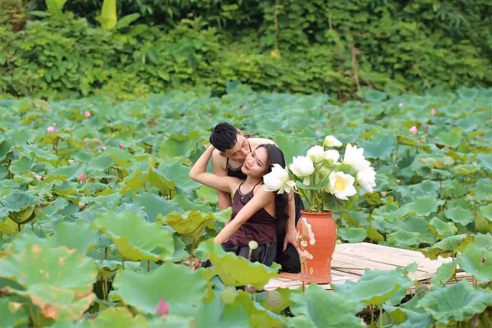 Cặp đôi tình tứ trao cho nhau nhiều cử chỉ ngọt ngào.