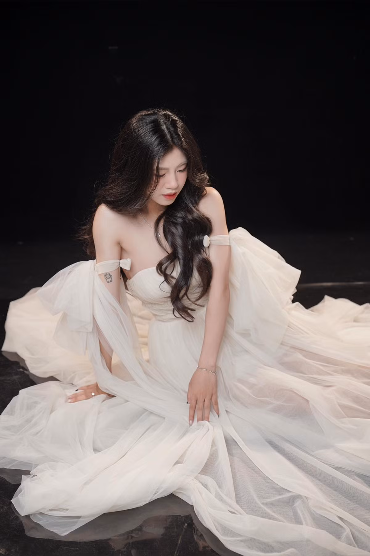 "Cơn lốc đường biên" Thanh Nhã mặc váy trắng để lộ vai trần quyến rũ.