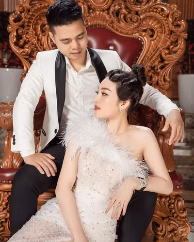 Cách đây chưa lâu, trong dòng story trên Instagram, Thu Hương có để lại bài viết với nội dung: "Quà bự của bé bự". Đình kèm là một icon trái tim và tên tài khoản chồng Thu Hương được tag vào.