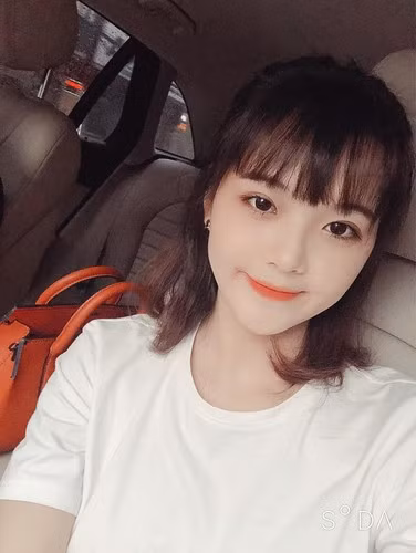 Dù đã sinh nở nhưng thân hình của cô nàng hot girl 9X này vẫn thon gọn khiến vạn người mê mẩn.