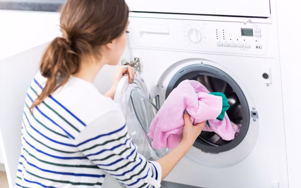 Cho quần áo lót vào máy sấy: Chuyên gia đồ lót Jenny Altman nói với Women's Health nhiệt làm phân hủy các loại vải, đồng nghĩa với việc chất thun trong đồ lót bị chảy xệ. Thay vào đó, hãy sử dụng giá phơi ngoài trời và để khô tự nhiên dưới ánh nắng để diệt trừ vi khuẩn. Ảnh: Better Homes and Gardens.