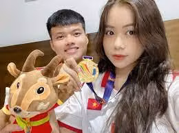 Từ đầu năm 2022, Văn Tùng và Hoàng Yến công khai tình cảm trên trang cá nhân và luôn dành cho nhau những lời ngọt ngào, yêu thương khiến nhiều người ngưỡng mộ.