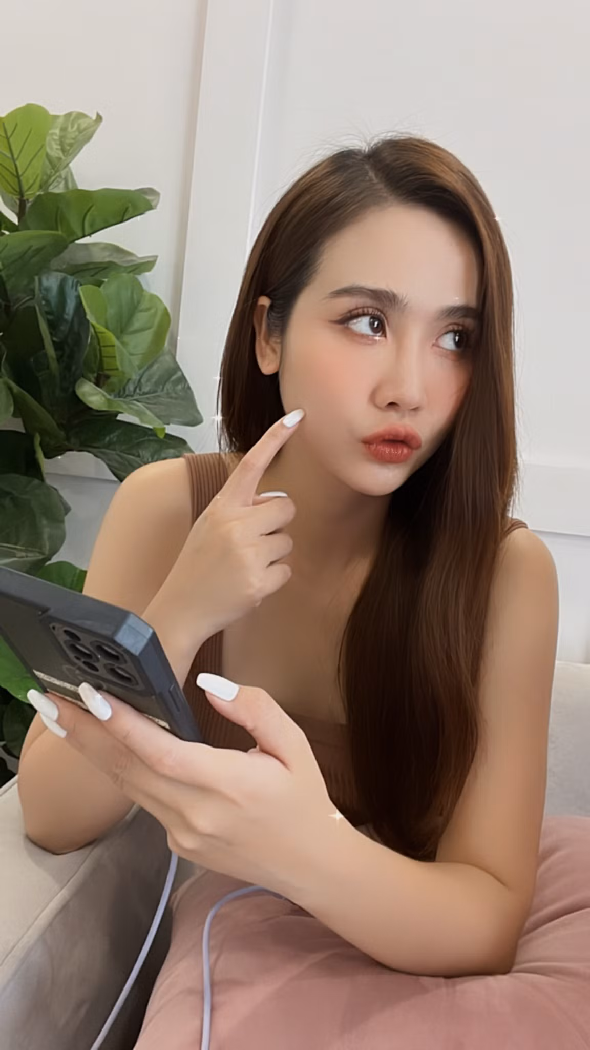 Ở một diễn biến khác, phía dưới phần bình luận, "người tình không bao giờ cưới" của Huyền Lizzie - Đình Tú còn để lại bình luận gây chú ý.