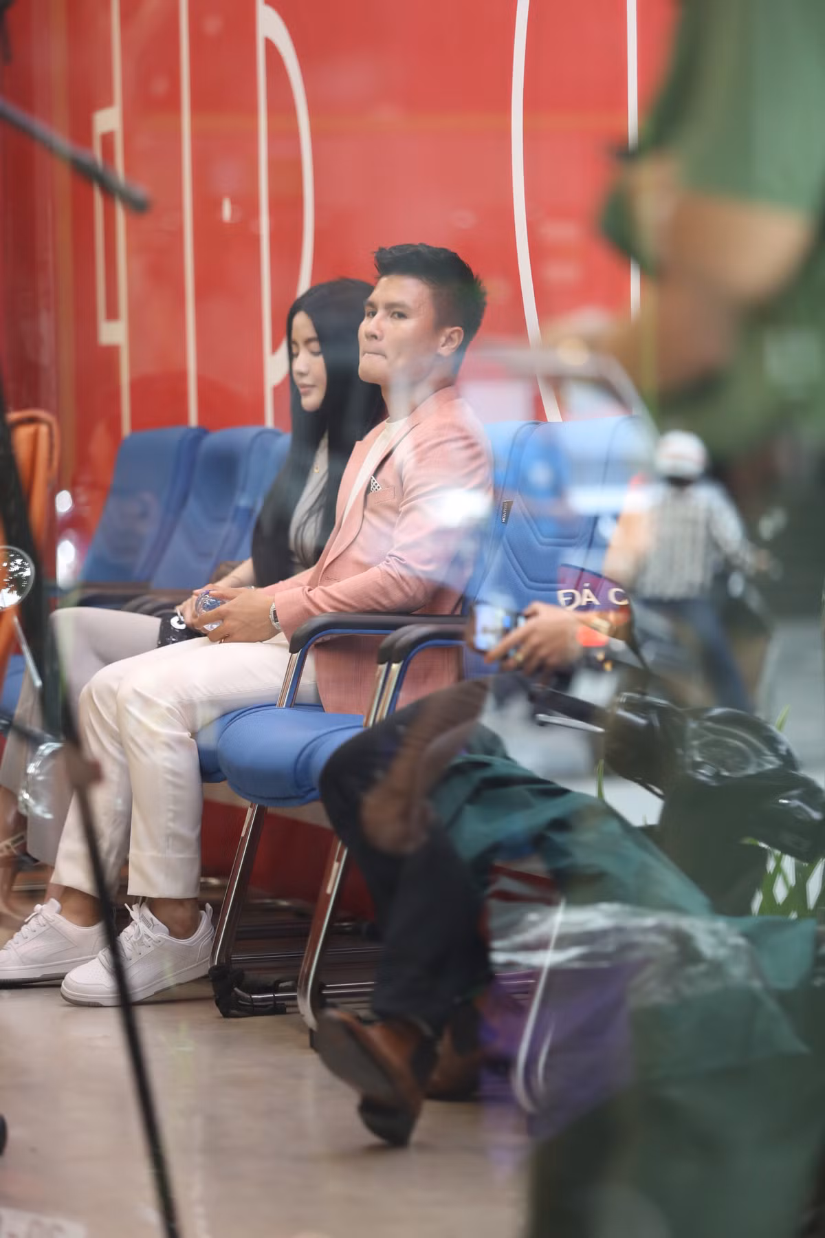 Xuất hiện trong buổi lễ ra mắt và kí hợp đồng với CLB Công an Hà Nội, ngoài vợ chồng người đại diện còn có sự xuất hiện của bạn gái Quang Hải là Chu Thanh Huyền.
