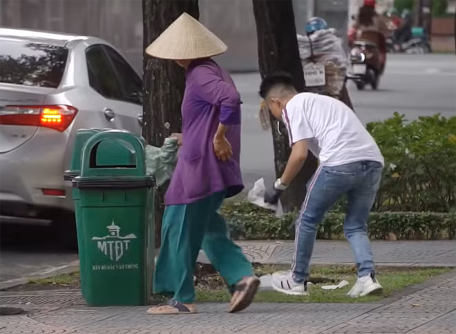 Cụ thể, Minh Nhựa có chia sẻ: "Công nhận rác ở Sài Gòn mình cũng nhiều ghê, anh thích làm mấy việc cộng đồng như thế này".