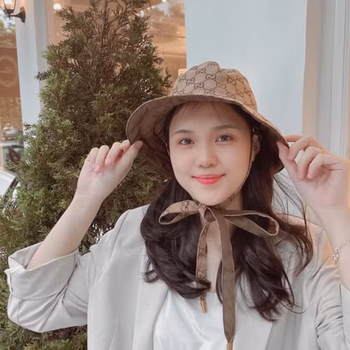 Chồng mình tâm lý thế, mình đã bảo là, thôi túi chẳng dùng hết đâu mà cứ để ở tủ phí phạm tiền của ra. Thế mà cứ đi mua túi ấy mọi người ạ. Mình rất là thích chiếc túi này", Quỳnh Anh vừa cười vừa nói.