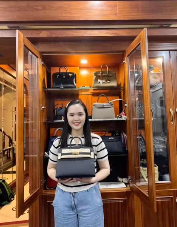Ái nữ cựu Chủ tịch CLB Sài Gòn cười tươi tắn, niềm vui hiện hữu trên gương mặt xinh xắn. Cô nàng tỏ ra hồi hộp khi nhận quà từ chồng với những lời tâm sự được chính chủ đánh giá "không hề giả trân".