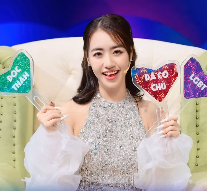 Mới đây, danh tính nữ chính Người Ấy Là Ai tập 7 đã được tiết lộ. Và một lần nữa, đây là gương mặt quen thuộc với cư dân mạng - hot girl Vũ Quỳnh Anh (thường được gọi là Phoanh Charmmie, sinh năm 1997, đến từ Hà Nội).