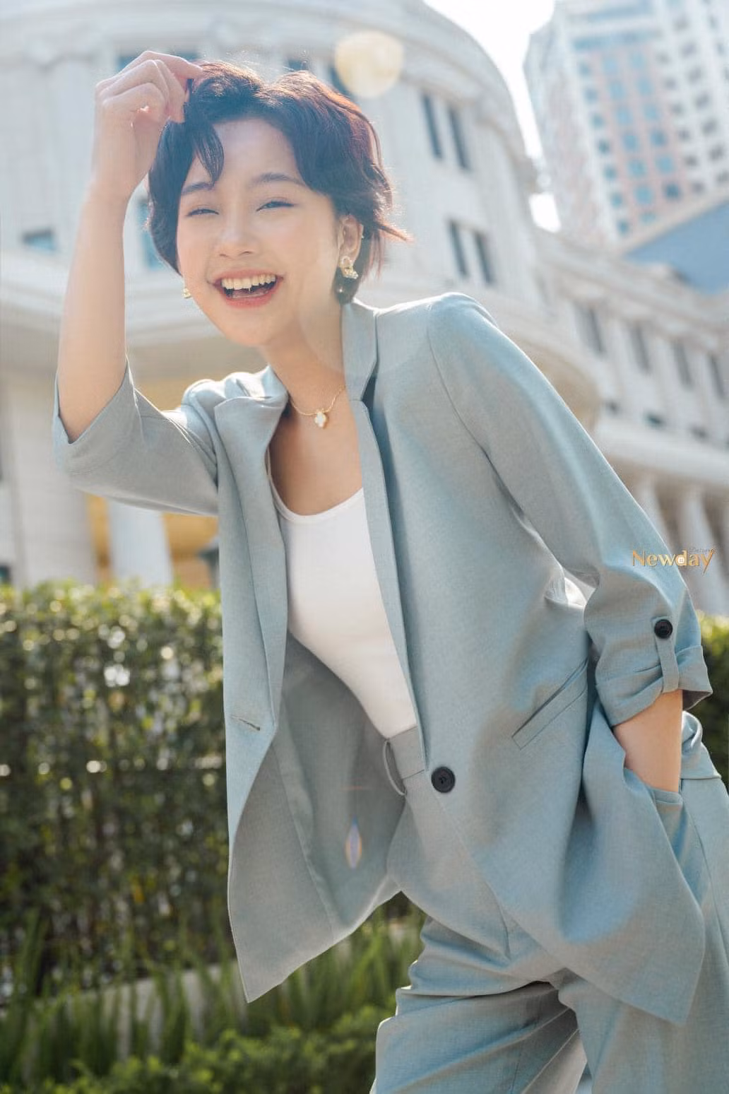 Ceri Thu Hà cho biết thời gian gần đây sơ suất bị bỏng dầu ăn nên tay xuất hiện các vệt đỏ: “Các vết bỏng cũng khá nhiều và lớn, hiện tại mình đang bôi thuốc rồi nhưng để lành hẳn có lẽ sẽ hơi khó hoặc mất nhiều thời gian”.