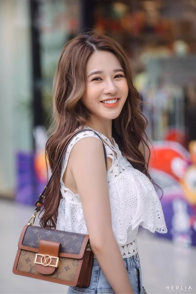 Chia sẻ về chuyện chọn trường, Hà Trang cho biết là do sự định hướng của gia đình. Đây là một môi trường phù hợp để 9X học tập và làm những công việc mình yêu thích.