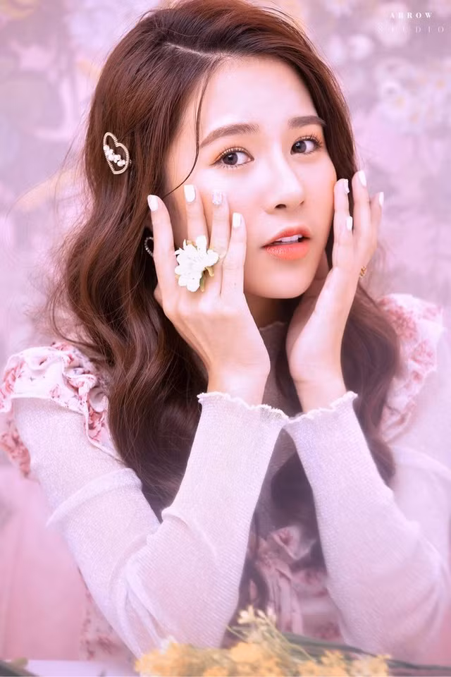 Chia sẻ về điều việc được so sánh với hot girl Sam, nữ sinh Nam Định nói: "Trước giờ cũng có khá nhiều người nói mình giống với chị Sam. Mình hơi ngại nhưng cũng cảm thấy rất vui vì chị Sam là người mình khá hâm mộ. Tuy nhiên, mình rất sợ bị ví là bản sao của người khác nên mình sẽ sống theo đúng cách mình muốn, chỉ trở thành một bản sao tốt nhất của chính mình".
