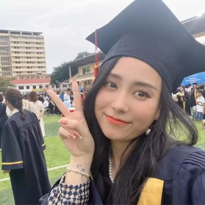 Có một thời gian, cô giáo Minh Thu tiếp tục gây ồn ào trên mạng xã hội với mối quan hệ hẹn hò với một thành viên nhóm hài khá nổi tiếng miền Bắc. Tiếp đó, cô lại gây tò mò khi để lộ vòng 2 to bất thường, nhiều người thậm chí còn nghi ngờ cô đang mang thai.