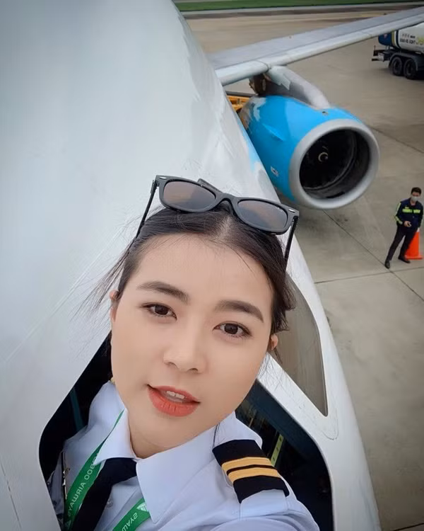 Hiện tại, vì tính chất công việc, nữ phi công Việt và chồng thường gặp nhau 3 tháng một lần.
