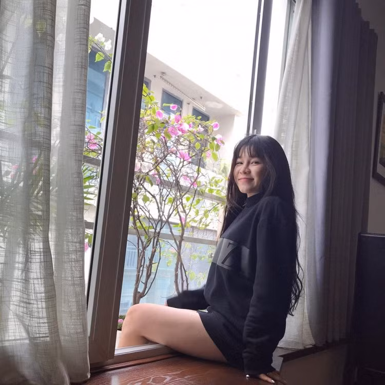 Chắc hẳn nhiều người còn nhớ bức ảnh Yến Xuân tự tay sấy tóc cho Đặng Thanh Giang - em gái Đặng Văn Lâm.