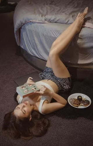 Bởi lẽ từ đôi bạn chuyên sắm đồ hiệu cùng nhau thì bây giờ 1 người thì khoe mua được bộ váy vô cùng quyến rũ còn 1 người lại khoe mua được... máy nấu đồ ăn dặm cho con.