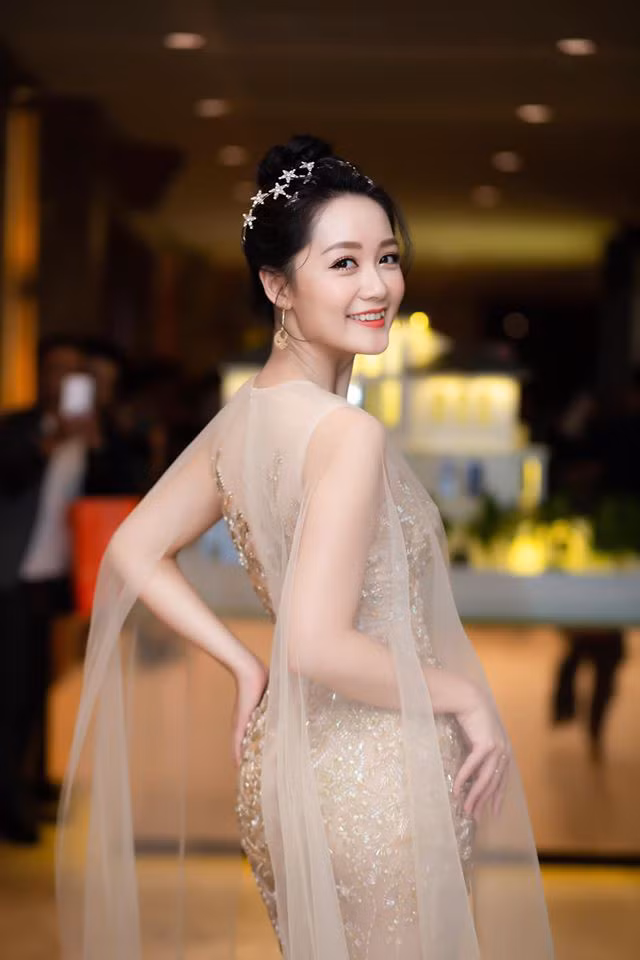 Tôi muốn làm thời sự nên tôi lựa chọn hình ảnh đáng tin cậy hơn trong mắt khán giả. Khi đã làm chương trình chính luận, tôi nghĩ rằng cần nhìn mọi thứ nghiêm túc hơn, không chỉ bồng bềnh với quần áo đẹp và nhan sắc". MC Thu Hà cho biết thêm.