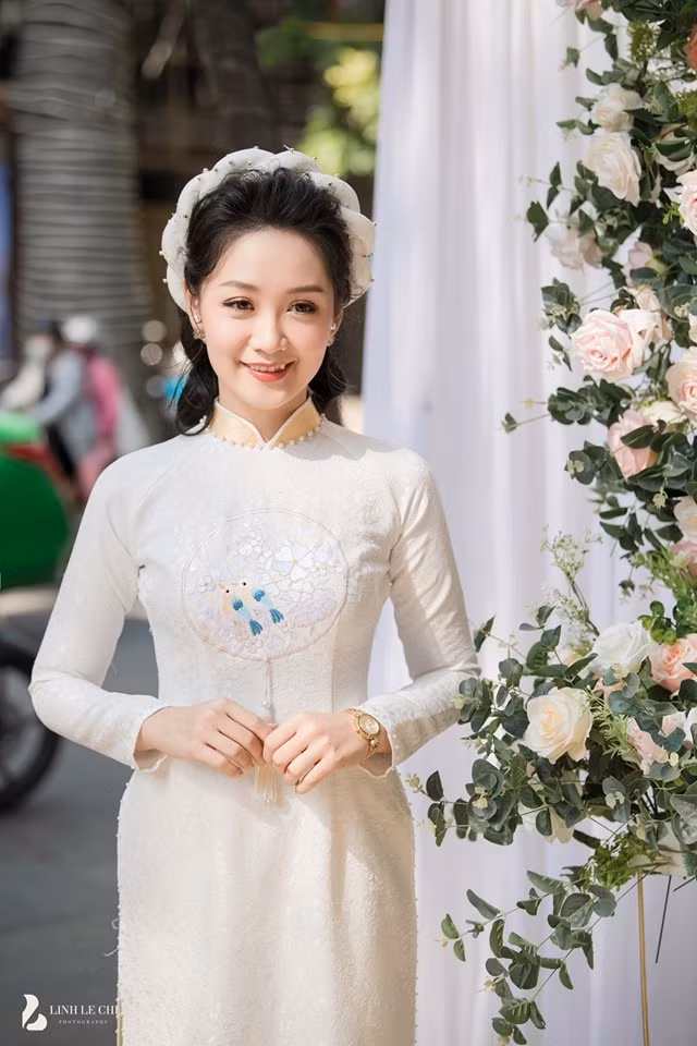 Trước khi hẹn hò, vợ chồng Thu Hà đã là bạn trong nhiều năm. Nói về bạn trai, BTV VTV chia sẻ: "Chúng tôi là bạn đã lâu nên rất hiểu nhau và người này thông cảm cho công việc của người kia. Tôi nghĩ đó là điều quan trọng trong tình yêu".