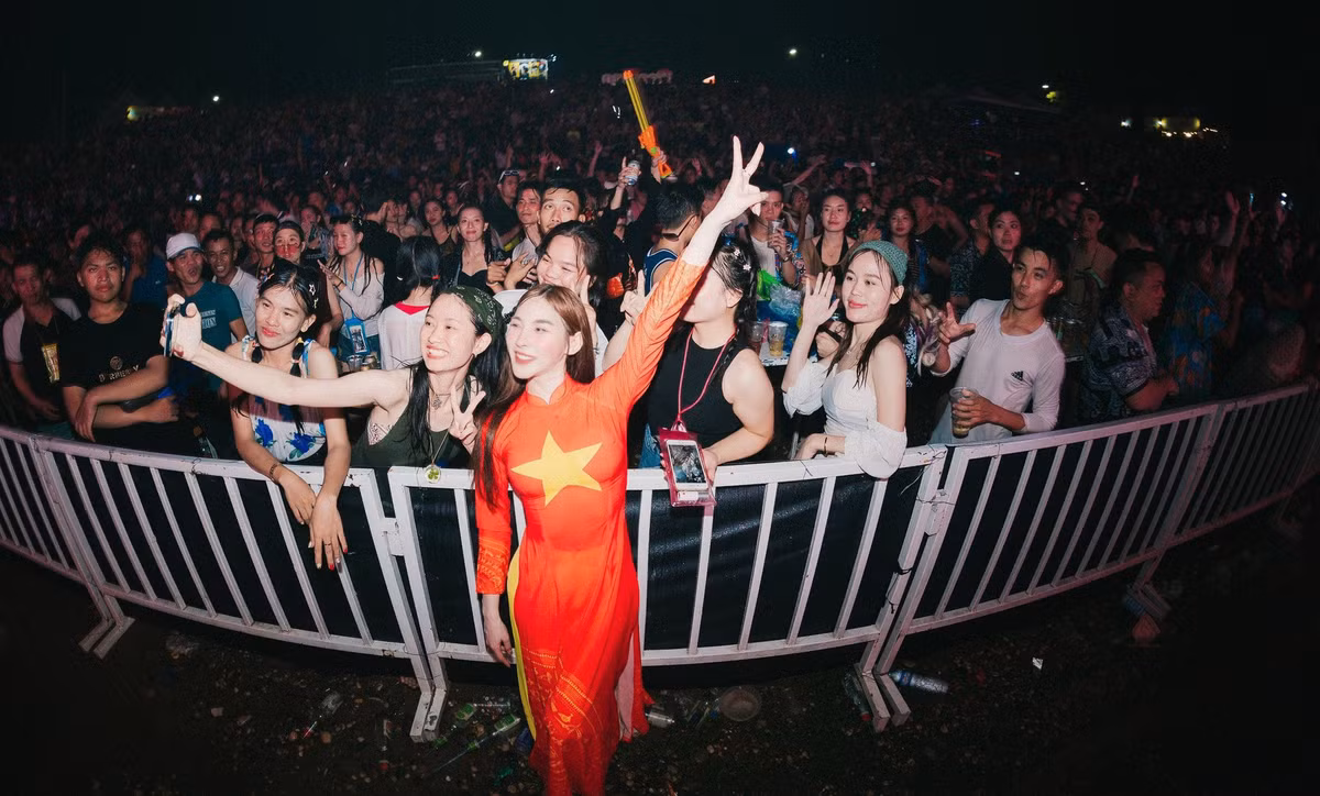 Mới đây, loạt hình ảnh của DJ T-Tina diện áo dài truyền thống của Việt Nam, đi diễn ở một sự kiện tại Viêng Chăn (Lào) được chia sẻ nhiều trên mạng xã hội, gây chú ý.